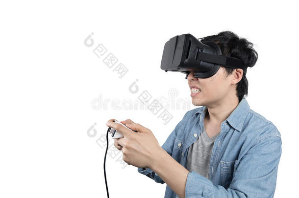 亚洲男人和VR玩游戏