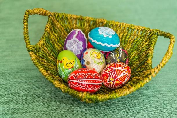 五颜六色的手绘复活节彩蛋在篮子里