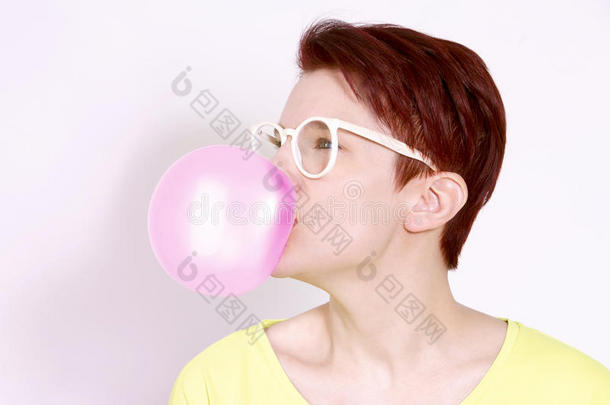 有吸引力的美丽的吹气泡泡泡糖