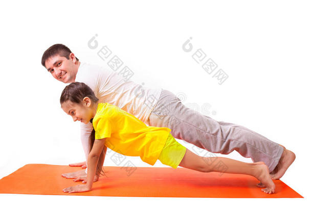 爸爸和女儿一起练习瑜伽