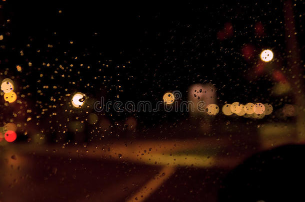 晚上波克，下雨。 雨滴在窗户上，背景不集中路灯。