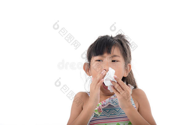 流感感冒或过敏症状。生病的年轻亚洲人