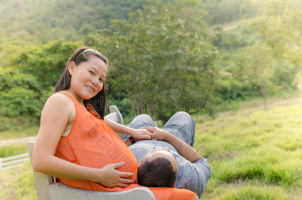 亚洲夫妇期待怀孕坐着
