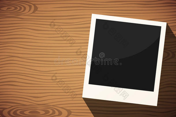黑色即时照片与框架在木制表面