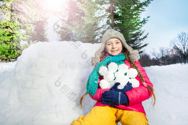 女孩在户外打雪仗玩得开心