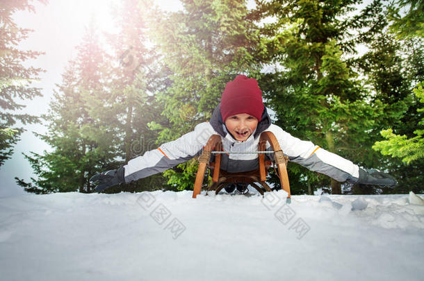 有趣的孩子冬天在森林里雪橇