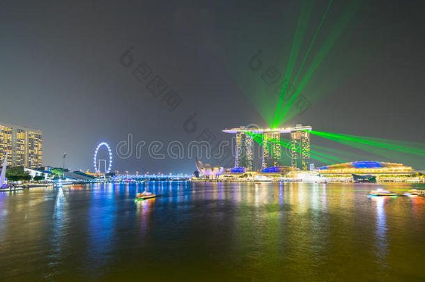 新加坡滨海湾海滨美丽的激光表演