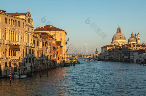 大运河和罗西利卡·迪圣玛丽亚·德拉在威尼斯敬礼