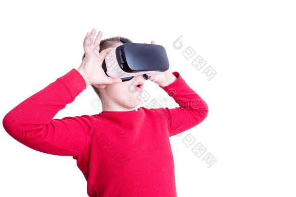 孩子对他的虚拟现实眼镜着迷