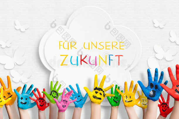 五颜六色的画手在装饰墙前，用德语为我们的未来写了一句话