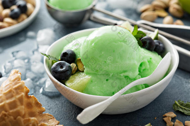 绿色<strong>清爽</strong>的石灰开心果冰淇淋