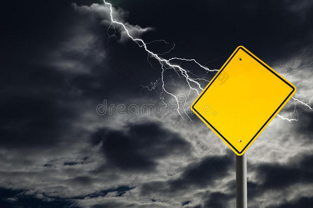 空的<strong>警告标志</strong>，对抗多云和雷声的天空