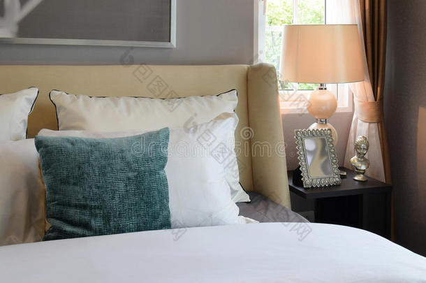 卧室内部，床上有白色和绿色枕头