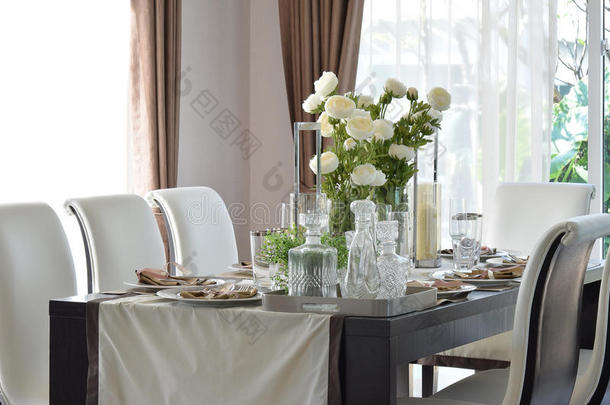 现代家庭的餐桌木制桌子和舒适的椅子