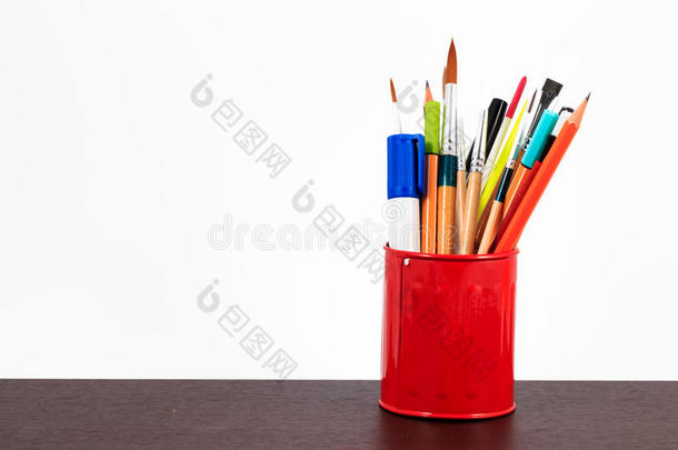 红色杯子里的刷子、铅笔和<strong>白板</strong>笔。