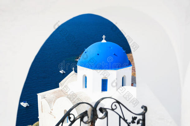 希腊桑托里尼岛上有蓝色圆顶的教堂