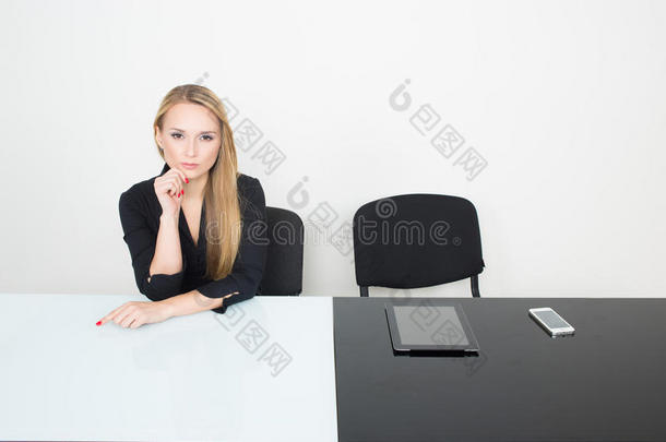坐在办公室桌子旁的女孩。