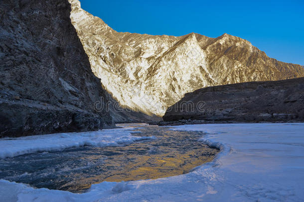 流动的河流在冰冻的河流查达尔跋涉