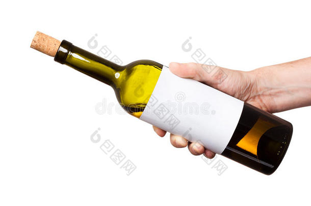 他手里的一瓶白酒被隔离在白色的背景上