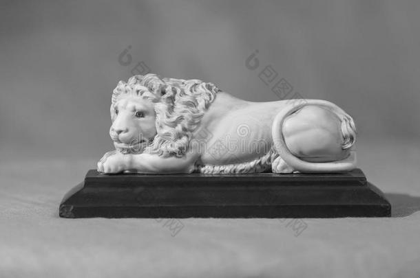 躺着的狮子象牙雕像