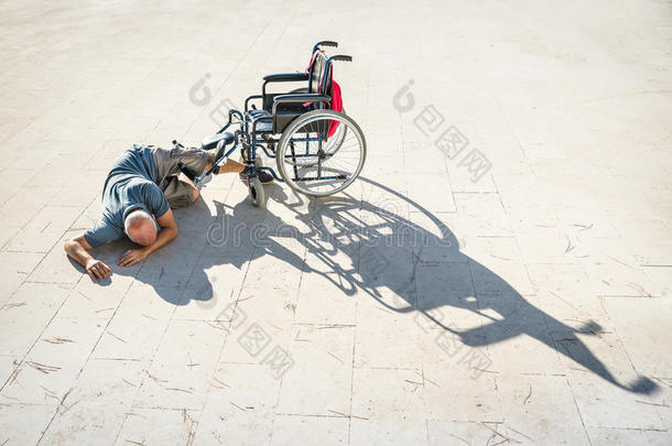残疾残疾人在事故中与轮椅相撞