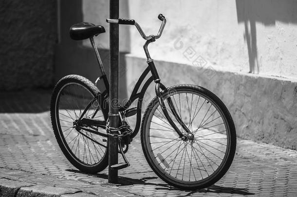 欧洲城市街道上的黑色自行车停车场。 黑色和白色