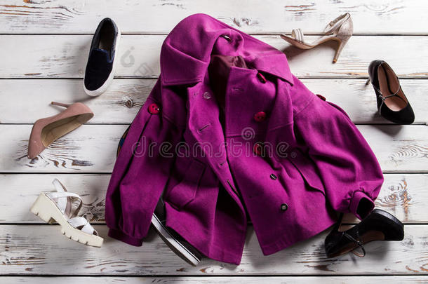 皱巴巴的紫色外套和鞋子。