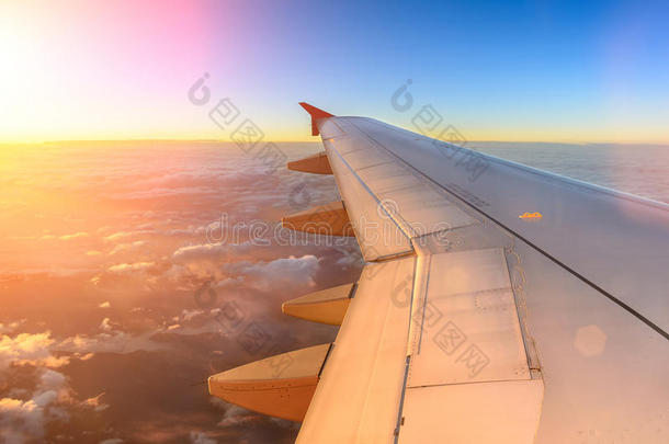 <strong>飞机</strong>在日落时从<strong>飞机上</strong>飞过阴云和天空的鸟瞰。 从平面窗口查看。