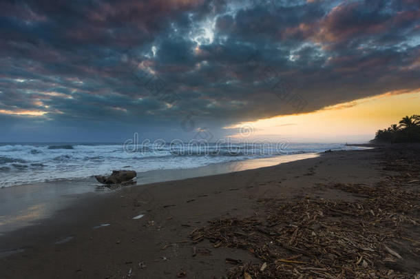 科斯塔里卡风景中卡拉里班海滩的日出景色