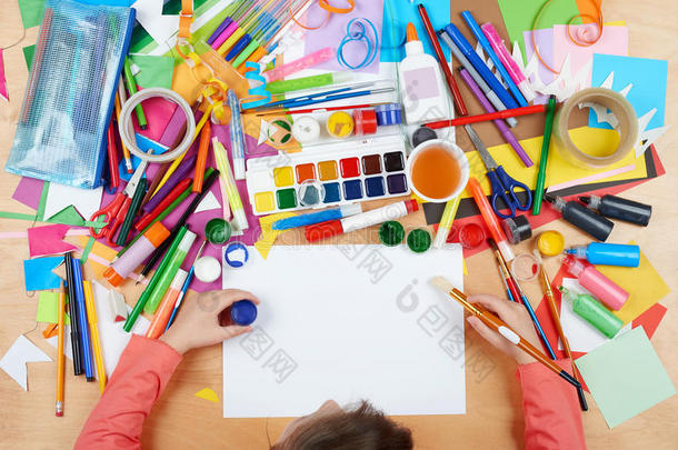 儿童绘制顶部视图。 艺术品工作场所与<strong>创意</strong>配件。 <strong>平面</strong>绘画艺术工具。