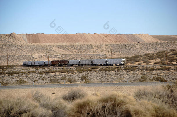 沙漠里的货运火车