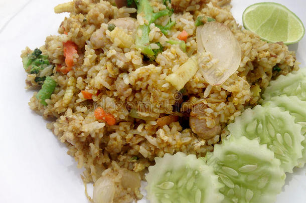 把绿色咖喱炒饭放在盘子上，美味的炒饭和鸡肉绿色咖喱，泰国菜