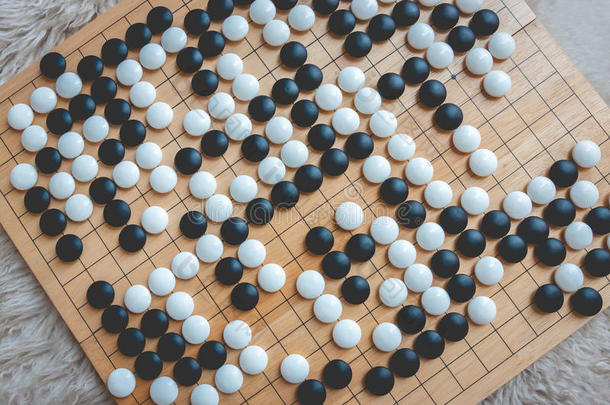 去还是<strong>围棋</strong>棋盘游戏