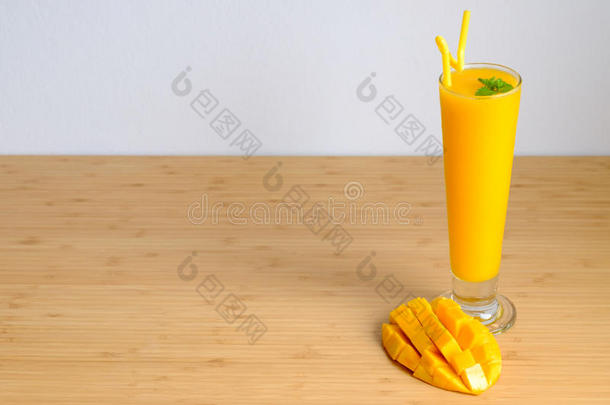 新鲜芒果汁冰沙和芒果水果与竹篮