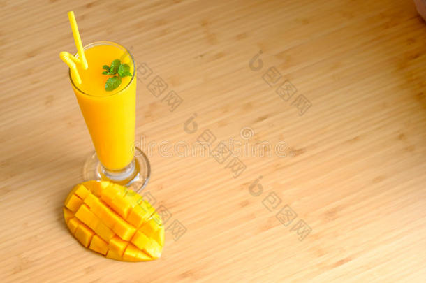 新鲜芒果汁冰沙和芒果水果与竹篮