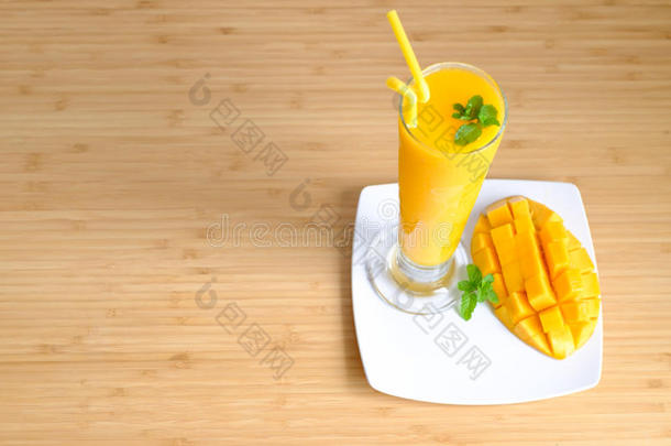 新<strong>鲜芒果汁</strong>冰沙和芒果水果与竹篮