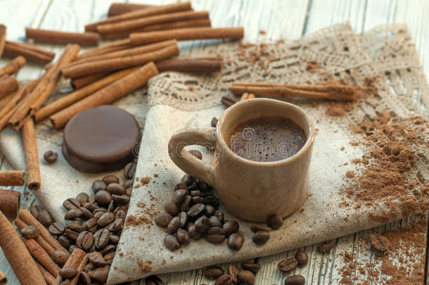 一种由手工制作的陶器杯<strong>咖啡</strong>、肉桂棒、<strong>咖啡</strong>豆、可可粉和巧克力糖果组成的<strong>组合</strong>物