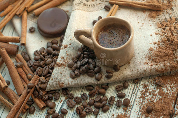 一种由手工制作的陶器杯<strong>咖啡</strong>、肉桂棒、<strong>咖啡</strong>豆、可可粉和巧克力糖果组成的<strong>组合</strong>物