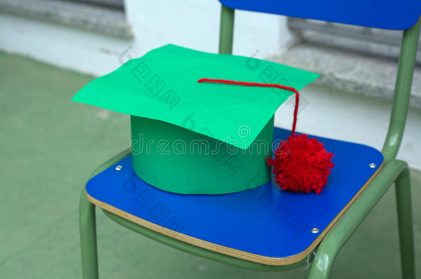 托儿所毕业日的绿色帽子