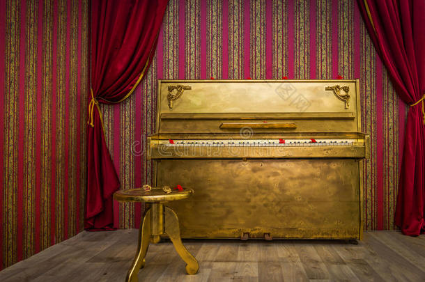 带椅子的金色钢琴