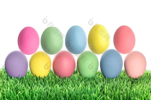 绿草中的复活节彩蛋。 五颜六色的节日装饰