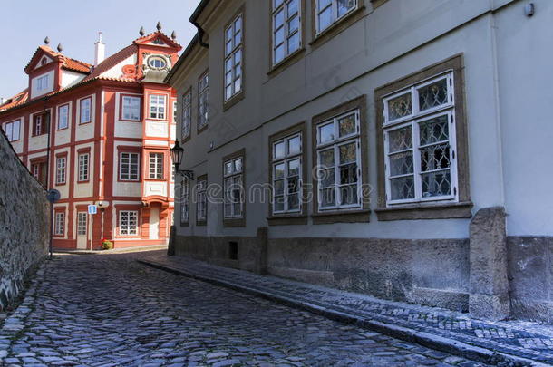 五颜六色的旗帜街道的诺维斯韦-新世界在布拉格，捷克共和国