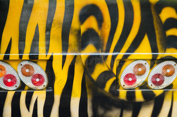 动物园里的<strong>巴士旅行</strong>画出了老虎的图案