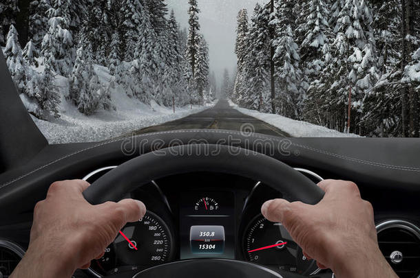 在下雪的天气开车。 从司机的角度看，而手在车轮上