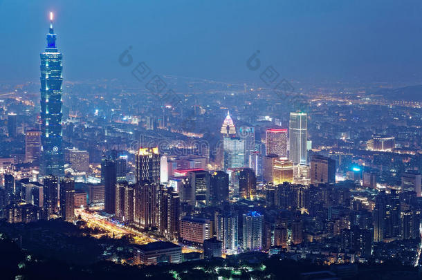 黄昏时分，台北市的鸟瞰图，台北地标矗立在信义商业区的摩天大楼中