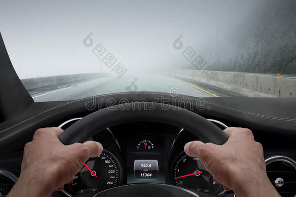 在大雾天气开车。 从司机的角度看，而手在车轮上
