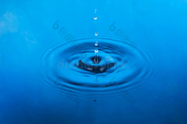 在蓝色的水中掉下<strong>一滴水</strong>