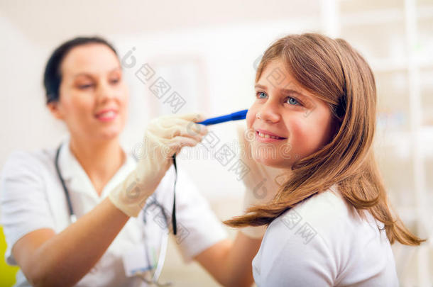 女医生检查小女孩。