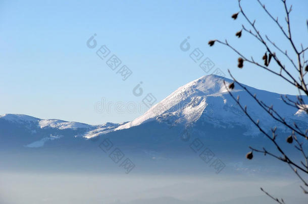 美丽的冬季景观，积雪覆盖的山脉