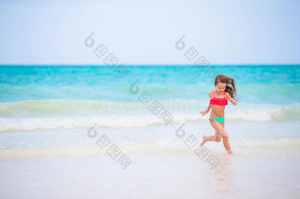 暑假期间海滩上可爱的小女孩